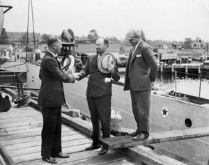 Sir Hubert Wilkins (center) (1931)